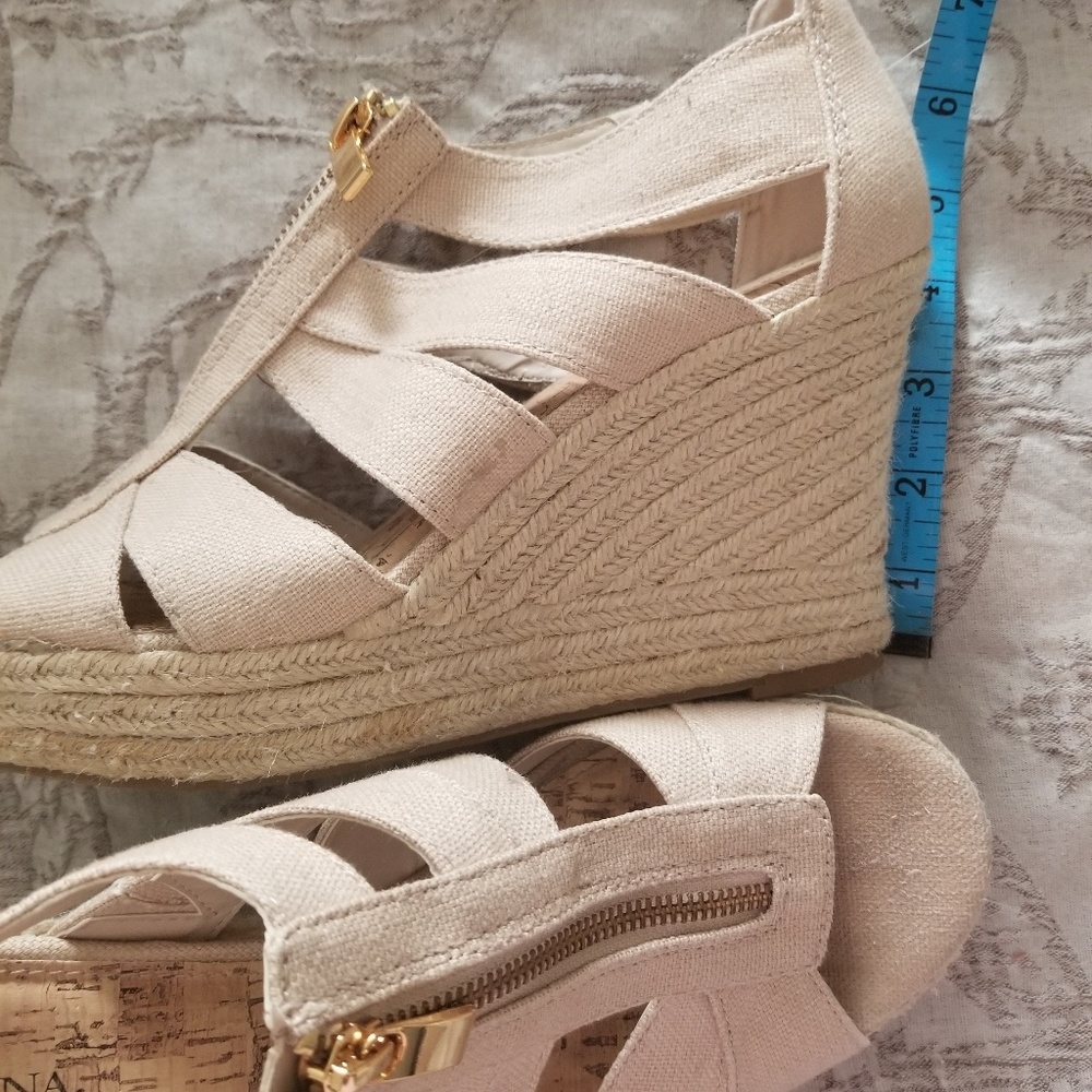 Merona Canvas Wedge Heels 10 - Picture 2 of 3